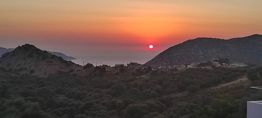 Západ slunce v tradiční vesnici Achlada na Krétě v Řecku